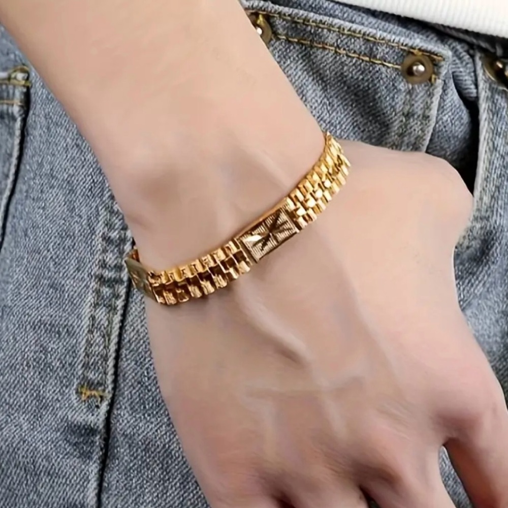 Classic, adjustable, elegant 18K gold-plated men's bracelet.
